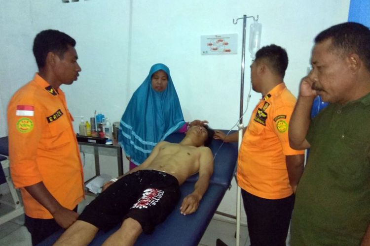 Abdi (20), salah satu korban tenggelam yang selamat dirawat di RSUD Ternate, Maluku Utara, Minggu (4/2/2018).