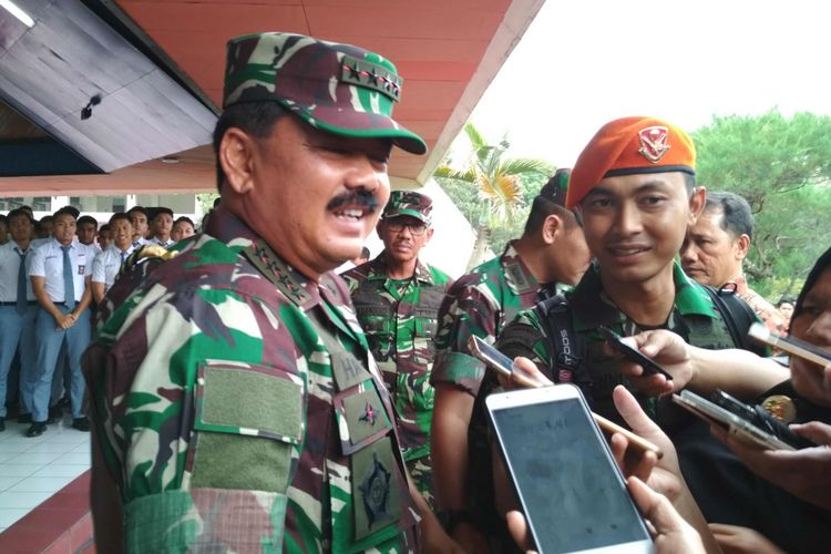 Panglima TNI Marsekal Hadi Tjahjanto usai memberikan ceramah pembekalan siswa SMA Taruna Nusantara, Magelang, Senin (19/3/2018) sore. 