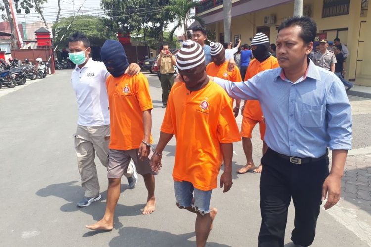 Satuan Reserse Kriminal Kepolisian Resor Blora, Jawa Tengah‎ menunjukkan empat pelaku yang melukai tujuh anggota Polisi Hutan Perhutani KPH Blora sekaligus membakar mobil dinas Perhutani KPH Blora saat di Mapolres Blora, Minggu (26/8/2018).