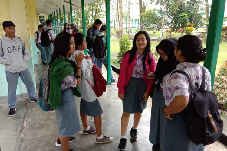 Pelajar SMAN 1 Timika saat berkumpul di koridor sekolah setelah tidak adanya aktivitas belajar mengajar,  Rabu (17/10/2018)