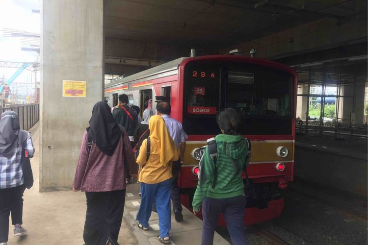 Jalur 10 di Stasiun Manggarai ditutup sejak 23 Januari 2019. Hal itu dilakukan guna mempercepat revitalisasi Stasiun Manggarai. Jalur 10 yang biasa ditempati oleh KRL jurusan Jakarta-Depok/Bekasi akan dialihkan ke jalur 8, 5, dan 4. Meski penutupan telah berlansung selama tiga hari, tidak tampak adanya penumpukan penumpang di Stasiun Manggarai. Sejumlah penunjuk arah dipasang begitu juga dengan petugas stasiun yang mengarahkan para penumpang, Sabtu (26/1/2019).