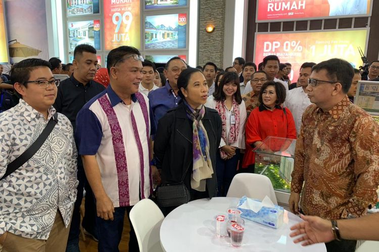 Kunjungan Menteri BUMN, Rini Soemarno ke booth HK Realtindo