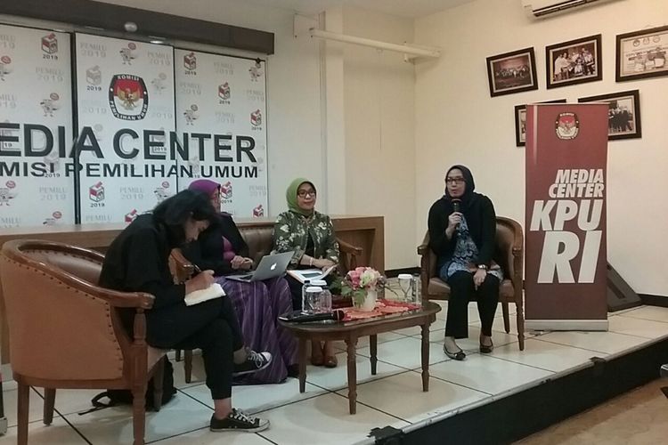 Anggota Badan Pengawas Pemilu (Bawaslu) RI Ratna Dewi Pettalolo (baju hijau) dalam diskusi soal Sistem Informasi Partai Politik di Gedung Komisi Pemilihan Umum (KPU) Pusat di Jakarta, Selasa (24/10/2017).