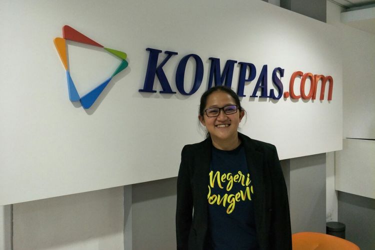 Sutradara Anggi Frisca berpose di kantor redaksi Kompas.com di Palmerah Selatan, Jakarta Pusat, Rabu (25/10/2017). Kedatangannya untuk mempromosikan film dokumenter Negeri Dongeng yang akan tayang di bioskop pada 26 Oktober 2017.
