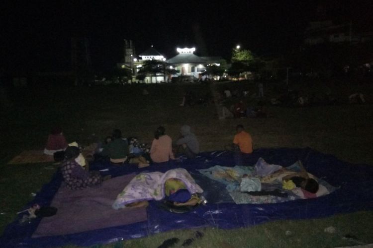 Puluhan warga memilih tidur di Lapangan Galunggung Ambon karena takut terjadinya gempa susulan. Warga rela tidur di lapangan tersebut hanya dengan beralaskan terpal, Selasa (31/10/2017) 