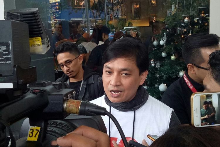 Yovie Widianto saat diwawancarai usai jumpa pers peluncuran LINE Striker Cerita Cinta Kahitna di Hard Rock Kafe, SCBD, Jakarta Selatan, Kamis (21/12/2017). 