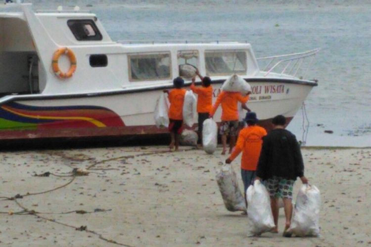 Kegiatan membersihkan sampah rutin di Taman Nasional Bunaken, Senin (2/4/2018)