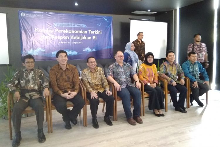 Jajaran pembicara pelatihan wartawan dengan tema Kondisi Perekonomian Terkini dan Respon Kebijakan Ekonomi di Lombok, Sabtu (21/4/2018).