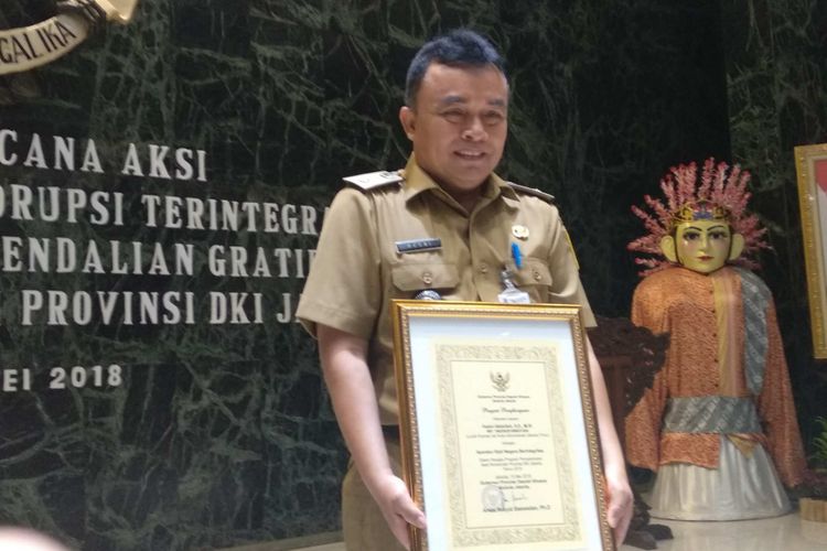 Lurah Kramatjati Husin Abdullah menerima penghargaan dari Pemprov DKI atas kegigihannya menyelamatkan aset DKI, di Balai Kota, Selasa (15/5/2018).