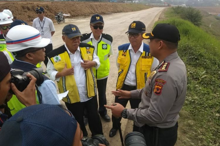 Menteri Pekerjaan Umum dan Perumahan Rakyat, Basuki Hadimuljono, saat meninjau lokasi Tol Bocimi Seksi I (Ciawi-Cigombong), Jumat (7/6/2018).