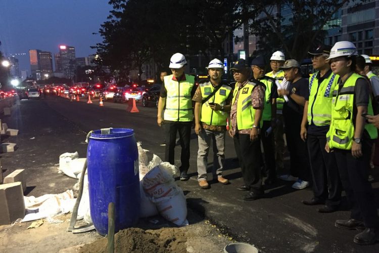 Menteri PUPR Basuki Hadimuljono saat mengecek Jalan Jenderal Sudirman yang telah diaspal kembali, Jumat (6/7/2018) malam. Sebagian ruas jalan ini sebelumnya sempat rusak dan bergelombang akibat pekerjaan proyek MRT.