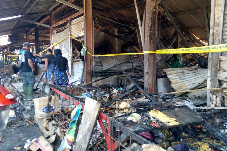 Pedagang Pasar Gedebage tengah membersihkan puing-puing bangkai pasca kebakaran hebat yang terjadi Minggu (15/7/2018) dini hari kemarin.