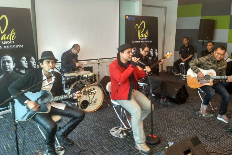 Grup band PADI REBORN menyanyikan lagu mereka usai mengadakan jumpa pers FTV PADI REBORN, di  SCTV Tower, Jakarta Pusat, Selasa (7/8/2018).