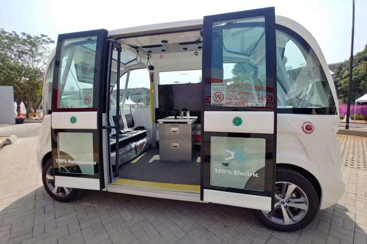 Kendaraan otonomos Navya di booth Telkomsel ramaikan Asian Games 2018.