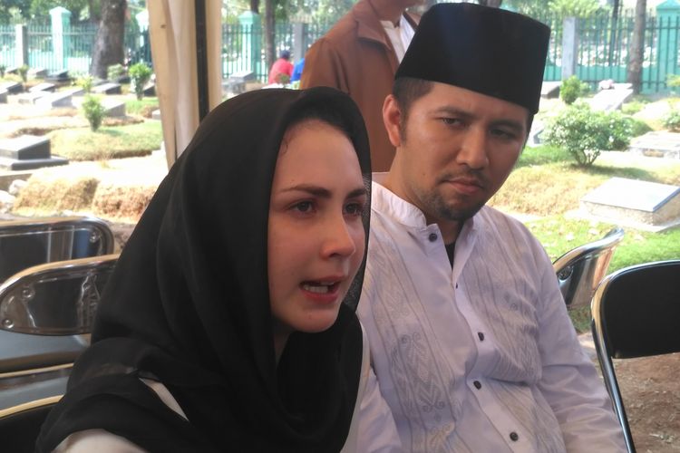 Arumi Bachsin didampingi suaminya Emil Dardak usai prosesi pemakaman ayah Arumi, Aries Aliruddin Bachsin, di TPU Kebon Nanas, Jakarta Timur, Jumat (26/10/2018). 