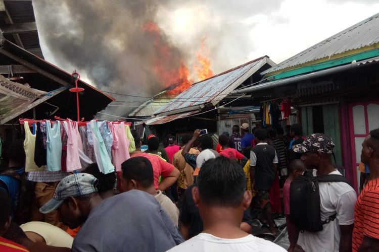 Kebakaran saat melanda Pasar Dolog, Kota Agats, Kabupaten Asmat, Papua, (3/11/2018)
