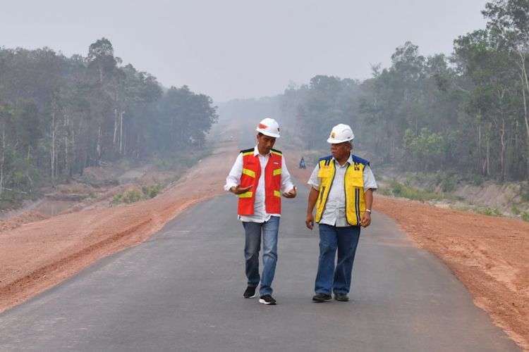 Presiden Joko Widodo dan Menteri PUPR Basuki Hadimuljono saat mengecek kondisi Jalan Trans Papua di KM 84 ruas Jalan Merauke-Sota di Kabupaten Merauke, Jumat (16/11/2018).