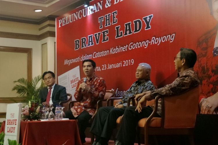 Mantan menteri Kabinet Gotong Royong yaitu Yusril Ihza Mahendra, Purnomo Yusgiantoro, dan Budiono meluncurkan buku The Brave Lady mengenai Presiden ke-5 Megawati Soekarnoputri, Rabu (23/1/2019). 