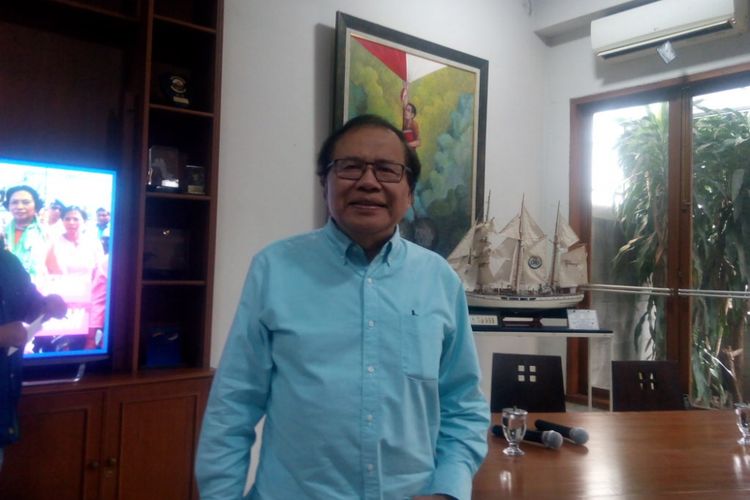 Ekonom senior Rizal Ramli usai memberikan keterangan dalam konferensi pers di kawasan Tebet, Jakarta Selatan, Senin (25/2/2019).
