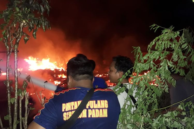 Kebakaran hebat terjadi di Desa Kentengsari, Kecamatan Kedungjati, Kabupaten Grobogan, Jawa Tengah, Jumat (21/6/2019) malam. 