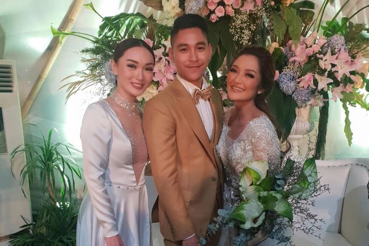Zaskia Gotik berfoto bersama pasangan pengantin baru, Siti Badriah dan Krisjiana.