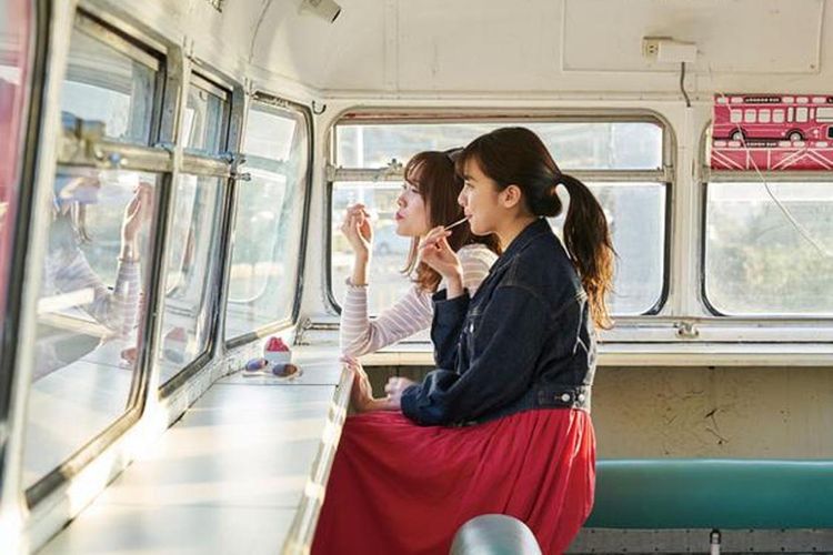 Anda bisa melihat pemandangan Laut Genkai yang menawan dari lantai dua bus. 