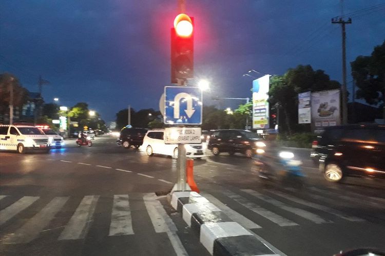 Rambu lalu lintas yang dimasalahkan pria mengaku profesor hukum di pertigaan Jalan Raya Jemursari Surabaya