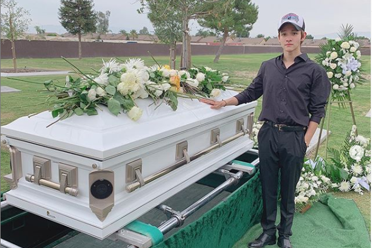 Kim Samuel di samping peti mati sang ayah yang tewas terbunuh di Meksiko. 