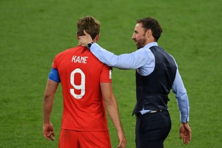 Pelatih Gareth Southgate mengucapkan selamat kepada Harry Kane seusai Inggris menang atas Kolombia pada babak 16 besar Piala Dunia 2018 di St. Petersburg, 3 Juli 2018. 