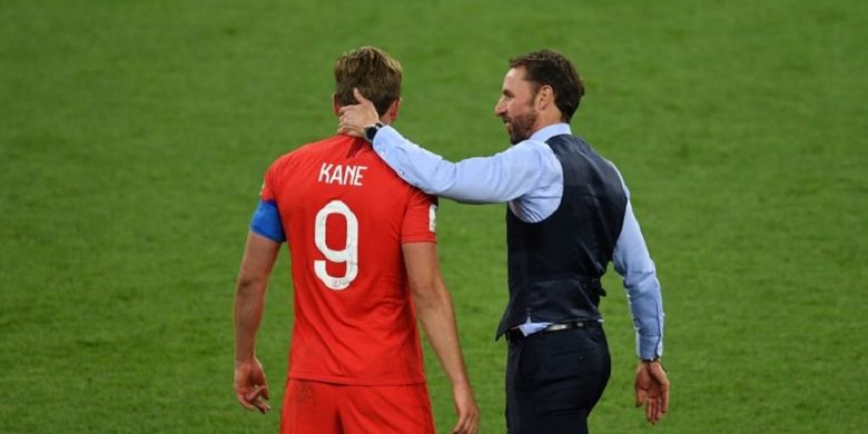 Pelatih Gareth Southgate mengucapkan selamat kepada Harry Kane seusai Inggris menang atas Kolombia pada babak 16 besar Piala Dunia 2018 di St. Petersburg, 3 Juli 2018. 