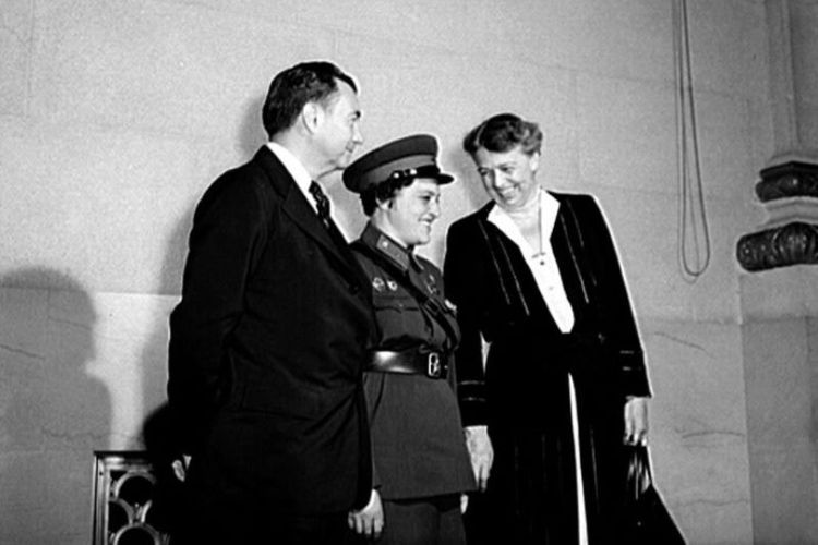 Lyudmila Pavlichenko (tengah) diapit Hakim Agung Robert Jackson dan ibu negara Eleanor Roosevelt saat mengunjungi Washington DC pada 1942.