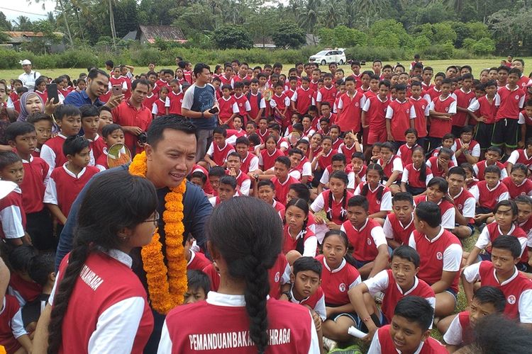 Pemuda dan Olahraga (Menpora), Imam Nahrawi, melakukan interaksi dengan peserta acara Pemanduan Bakat Olahraga dan Identifikasi Bakat Cabang Olahraga Bulu Tangkis di Institut Hindu Darma Negeri, Lapangan Kubu Bangli, Kabupaten Bangli, Sabtu (24/2/2018). 