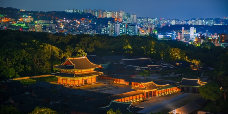 Ilustrasi Istana Changdeokgung, Seoul, Korea Selatan di malam Hari.