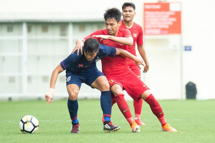 Aksi pemain Timnas U-23 Indonesia, Witan Sulaeman, dalam pertandingan melawan Timnas U-23 Thailand pada semifinal Merlion Cup 2019 di Stadion Jalan Besar Singapura, 7 Juni 2019. 