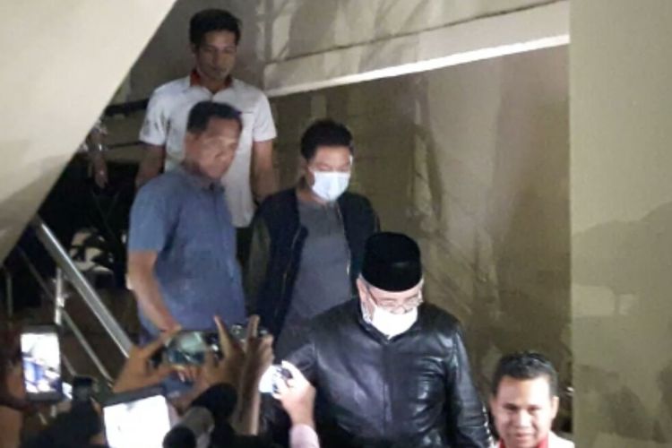 Wali Kota Kendari Adriatma Dwi Putra mengenakan jaket hijau dan Ayahnya, Asrun memakai jaket hitam menurun tangga Polda Sultra sebelum dibawa KPK ke Jakarta