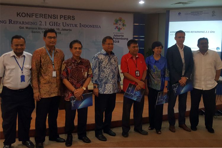 Menteri Komunikasi dan Informatika Rudiantara, beserta perwakilan operator Telkomsel, XL Axiata, Indosat Ooredoo, dan Hutchison Tri, mengumumkan penataan ulang pita frekuensi 2,1 GHz telah selesai dalam sebuah acara di Jakarta, Senin (16/4/2018).