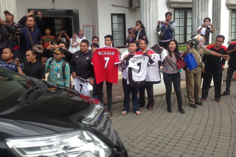Warga Semarang menunggu David Beckham seusai melakukan pertemuan dengan Wali Kota Semarang, Rabu (28/3/2018) 