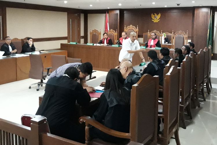 Pejabat pembuat komitmen (PPK) pada Kementerian Pemuda dan Olahraga Adhi Purnomo dan staf Kemenpora Eko Triyanto menjadi terdakwa di Pengadilan Tipikor Jakarta, Senin (6/5/2019).