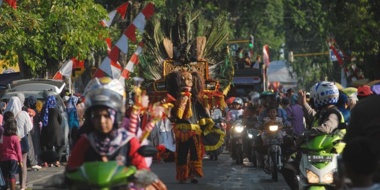 Ribuan warga menyemut di beberapa titik jalan Kota Purwodadi, Kabupaten Grobogan, Jawa Tengah, Selasa (22/8/2016). Tua, muda hingga anak kecil tumpah ruah bersuka cita untuk menyaksikan karnaval dalam rangka memperingati HUT ke 72 Kemerdekaan Republik Indonesia.