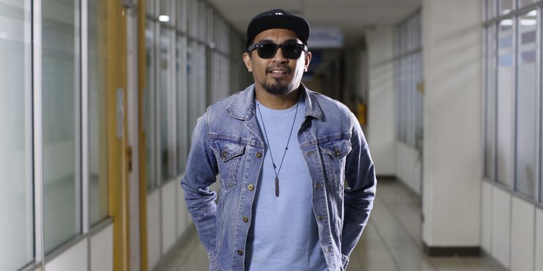 Penyanyi Glenn Fredly berpose usai wawancara di kantor redaksi Kompas.com, Jakarta, Selasa (19/9/2017). Ia tengah mempersiapkan konser bertajuk Tanda Mata Glenn Fredly untuk Slank 30 September 2017 mendatang.