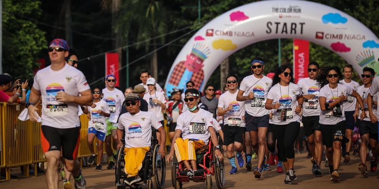 Peserta mengikuti The Color Run 5 K di kawasan Gelora Bung Karno, Jakarta, Minggu (1/10/2017). The Color Run bertujuan mengajak semua pelari untuk menerapkan gaya hidup sehat, membawa kebahagiaan, kesehatan dan penuh warna ke dalam kehidupan sehari-hari.