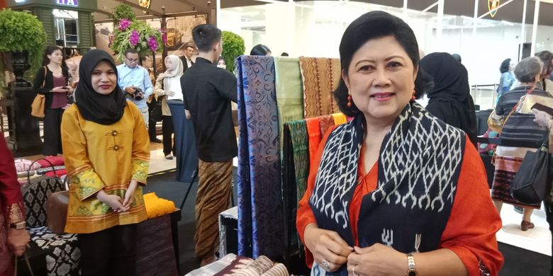 Istri Presiden keenam RI Susilo Bambang Yudhoyono (SBY), Ani Yudhoyono ketika menghadiri pameran dan bazar tenun Cita Tenun Indonesia di Pacific Place, Jakarta, Kamis (15/11/2018).