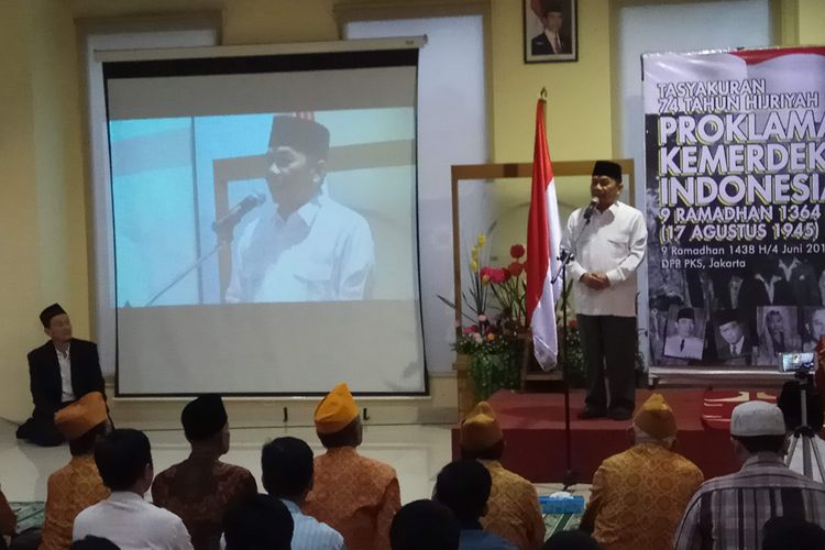Presiden Partai Keadilan Sejahtera (PKS) Sohibul Iman memberikan sambutan dalam acara Tasyakuran 74 Tahun Proklamasi Kemerdekaan Indonesia, 9 Ramadhan di DPP PKS, Jakarta, Minggu (4/6/2017).