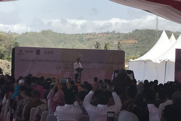 Presiden Joko Widodo saat meresmikan Kawasan Ekonomi Khusus Mandalika, Nusa Tenggara Barat.