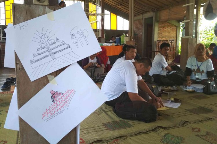 Peserta workshop sedang mengikuti kegiatan perayaan Hari Warisan Dunia di Galeri Komunitas Borobudur, Magelang, Jawa Tengah, Rabu (10/4/2018).