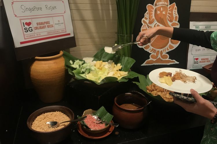 Pengunjung mencoba Rujak Singapura di Singapore Culinary Week, di Restoran Satoo, Hotel Shangri-La, Jakarta, Senin (6/8/2018).