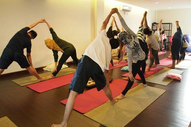 Latihan yoga bersama calon ibu dan ayah di Nujuh Bulan Studio.