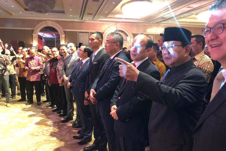 Calon presiden nomor urut 02, Prabowo Subianto dan Komandan Komando Tugas Bersama (Kogasma) Partai dan Demokrat Agus Harimurti Yudhoyono (AHY) menghadiri hari kemerdekaan ke-69 China yang digelar di Ballroom Shangrilla hotel, Jakarta, Kamis malam.