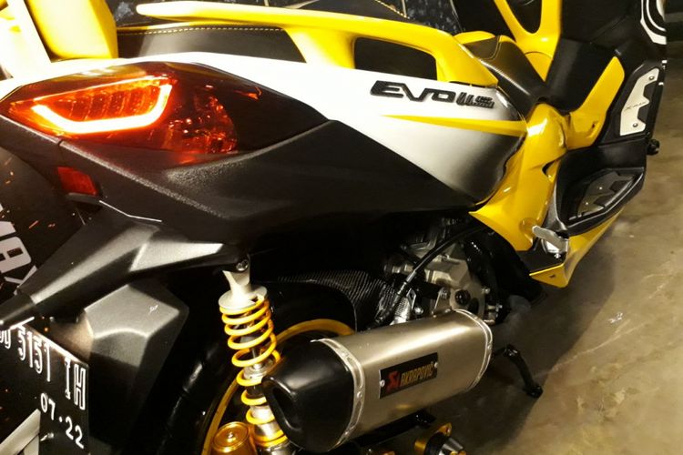 Knalpot Akrapovic dan suspensi Ohlins menghiasi buritan.