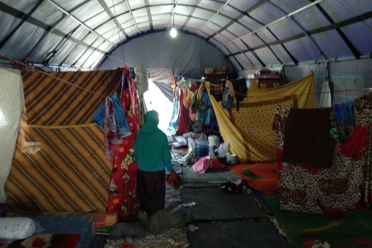 Kondisi tenda sementara hunian warga di kampung Akuarium, Jumat (12/1/2018). Warga berpindah ke tenda karena hunian mereka sebelumnya di rubuhkan untuk dibangun shelter hunian 
